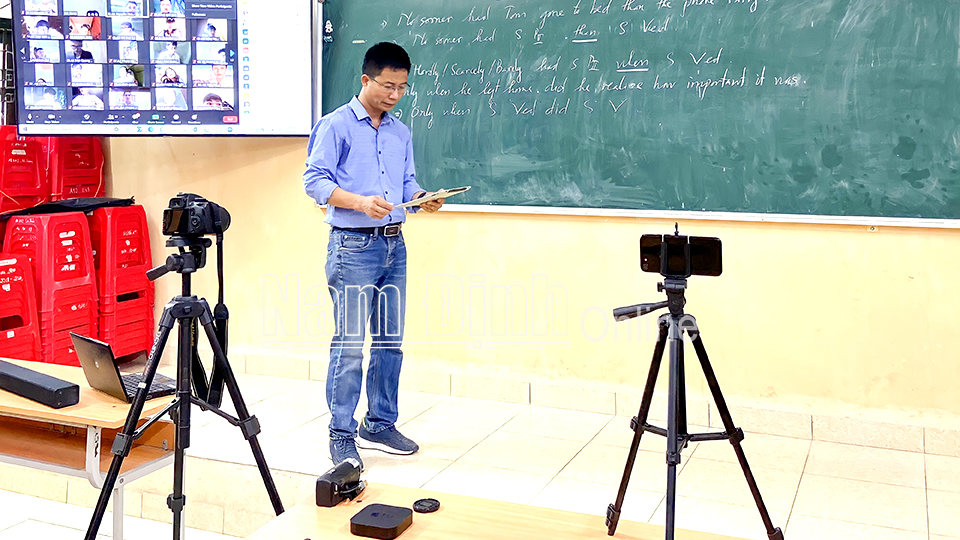 Giáo viên Trường THPT Nguyễn Khuyến ôn thi tốt nghiệp THPT năm 2021 trực tuyến cho học sinh lớp 12.