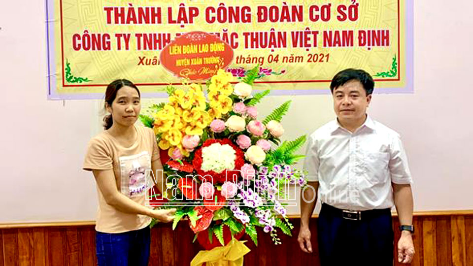 Thành lập công đoàn cơ sở Công ty TNHH May mặc Thuận Việt (Xuân Trường).  Ảnh: Do cơ sở cung cấp