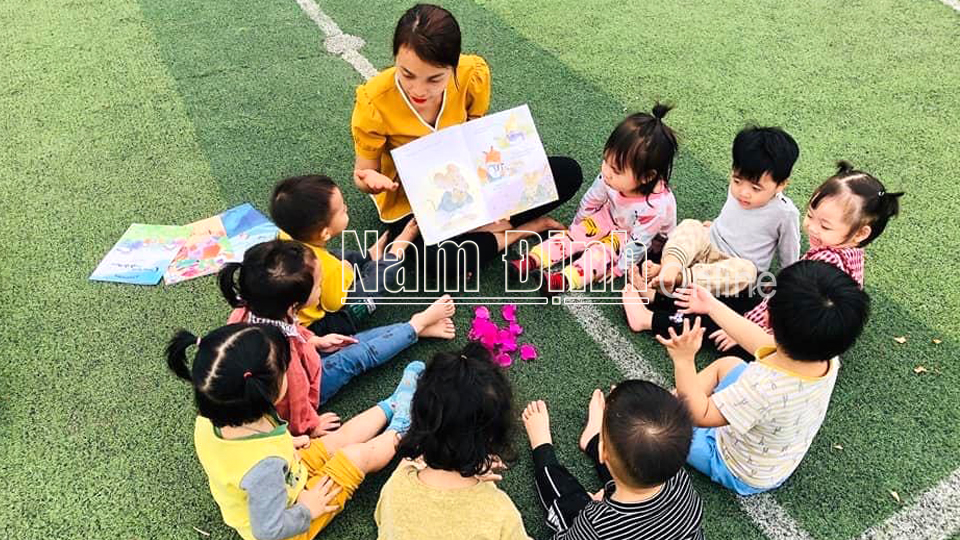 Một giờ học ngoài trời ở Trường Mầm non tư thục Hạnh Phúc (thị trấn Lâm) (Ảnh chụp trước ngày 27-4-2021).