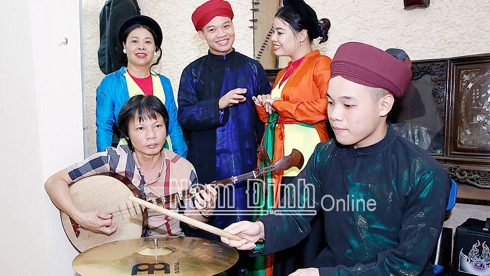 Gia đình anh Nguyễn Xuân Sơn, phường Quang Trung (thành phố Nam Định) được công nhận "Gia đình văn hóa", có nhiều thành viên hát chèo và chơi nhạc cụ truyền thống (Ảnh chụp trước ngày 27-4-2021). Ảnh: Viết Dư
