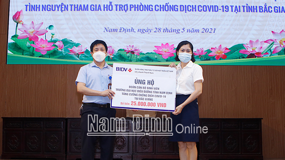 Đại diện các tập thể, cá nhân trao tặng tiền, trang thiết bị, y tế cho đoàn cán bộ, giảng viên, sinh viên trường Đại học Điều dưỡng Nam Định tình nguyện hỗ trợ phòng chống dịch COVID-19 tại Bắc Giang.