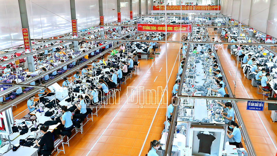 Công ty Cổ phần May Sông Hồng - chi nhánh Sông Hồng 7 (Cụm Công nghiệp xã Hải Phương) tạo việc làm cho hơn 2.000 lao động địa phương.