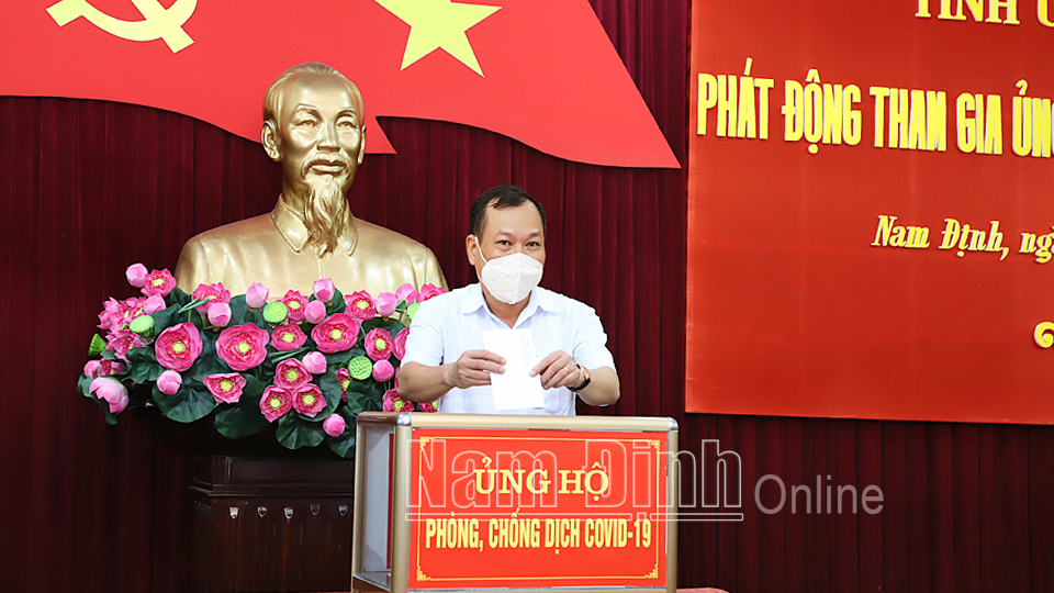 Đồng chí Lê Quốc Chỉnh, Phó Bí thư Thường trực Tỉnh ủy, Chủ tịch HĐND tỉnh ủng hộ phòng chống dịch COVID-19.