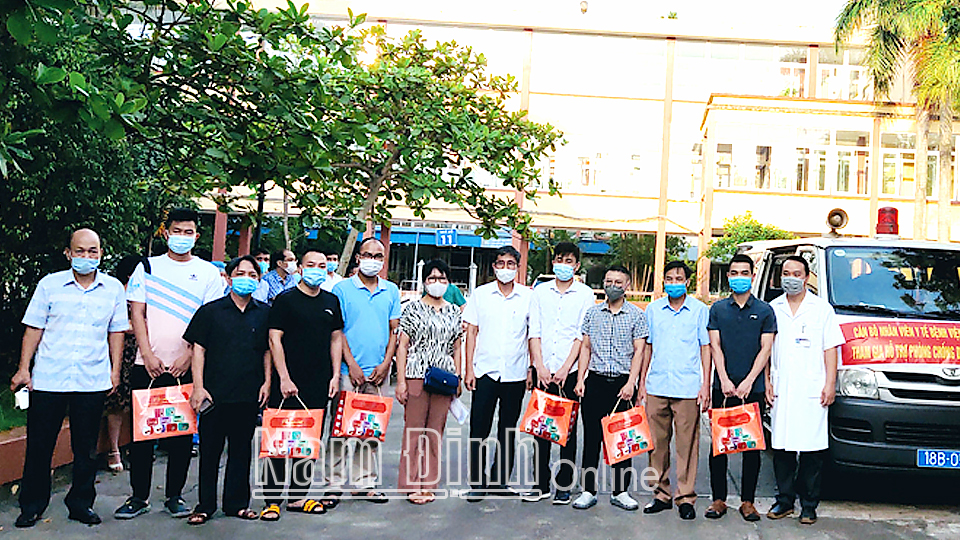 Bệnh viện Đa khoa tỉnh gặp mặt, tiễn đoàn cán bộ, bác sĩ, điều dưỡng Bệnh viện lên đường hỗ trợ điều trị bệnh nhân COVID-19 nặng tại Bệnh viện Đa khoa tỉnh Bắc Ninh. 