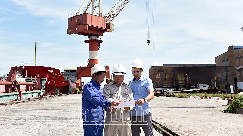 Công ty Đóng tàu Thịnh Long (Hải Hậu) tạo việc làm cho hơn 300 lao động địa phương (Ảnh chụp trước ngày 27-4-2021).