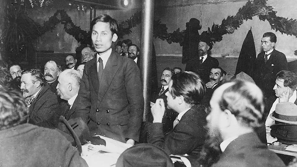 Nguyễn Ái Quốc phát biểu tại Đại hội lần thứ 18 của Đảng Xã hội Pháp ở Tua (Tours), tháng 12-1920. Ảnh: Tư liệu