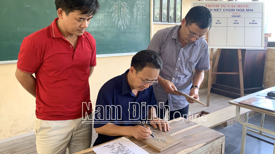Thầy và trò Trường Cao đẳng Xây dựng Nam Định trong một giờ học kỹ thuật khảm trai (Ảnh chụp trước ngày 27-4-2021).