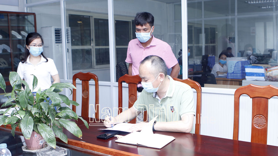 Giải quyết chế độ BHYT cho người lao động tại Công ty TNHH Gang Wei Việt Nam (KCN Hòa Xá).