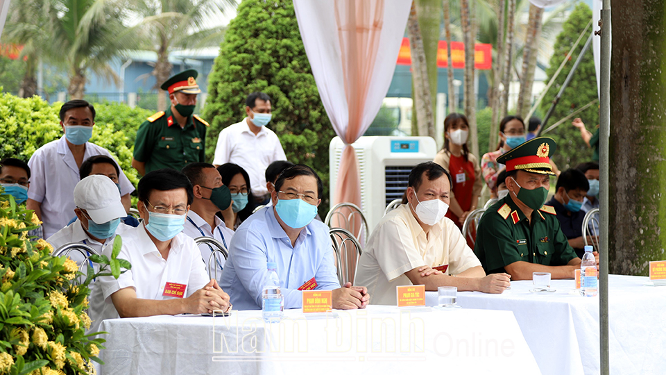 Các đồng chí lãnh đạo tỉnh, Quân khu 3 và các sở, ban, ngành tham quan diễn tập xử lý tình huống nghi nhiễm COVID-19 tại Công ty TNHH YoungOne (thành phố Nam Định).    ảnh: Hoàng Tuấn