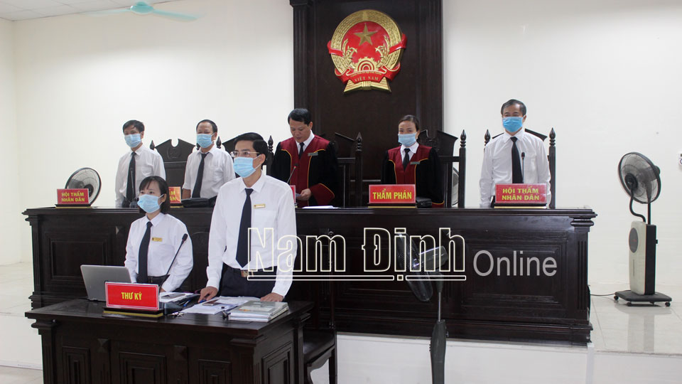 Các vị HTND tỉnh tham gia phiên tòa xét xử sơ thẩm vụ án hình sự tại TAND tỉnh.  Bài và ảnh: Trần Văn Trọng