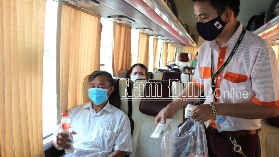 Bến xe khách Nam Định phối hợp với các nhà xe thực hiện các quy định phòng chống dịch COVID-19 trong hoạt động vận tải hành khách.