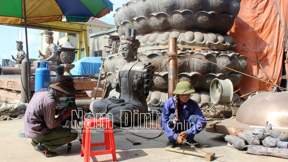 Nhân dân thị trấn Lâm phát triển nghề đúc đồng truyền thống.