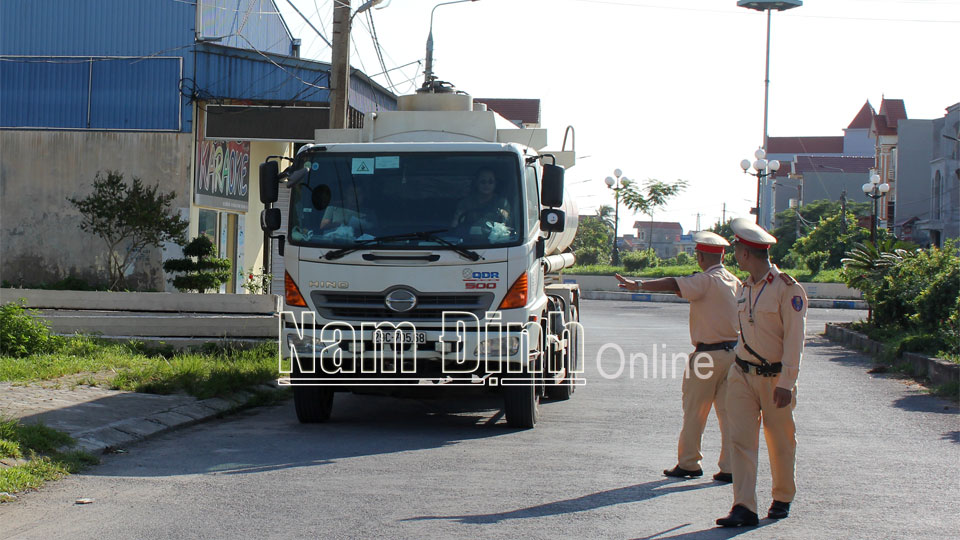 Công an huyện Trực Ninh tăng cường công tác tuần tra kiểm soát việc chấp hành các quy định của pháp luật về đảm bảo trật tự an toàn giao thông tại thị trấn Cát Thành (Ảnh chụp trước ngày 27-4-2021).