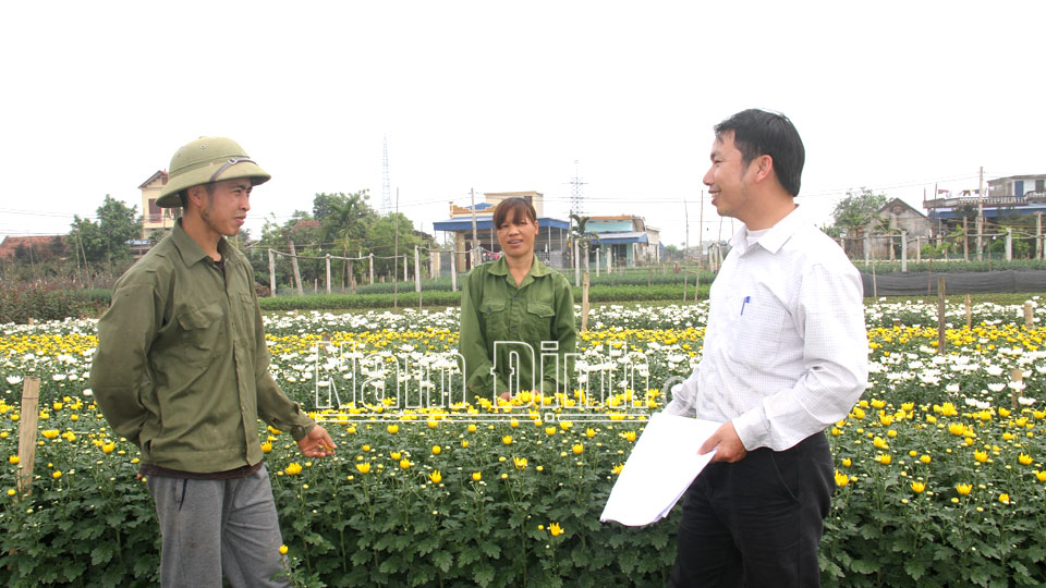 Cán bộ xã Nam Phong (thành phố Nam Định) nắm bắt tình hình chuyển đổi sản xuất của người dân địa phương (Ảnh chụp trước ngày 27-4-2021).