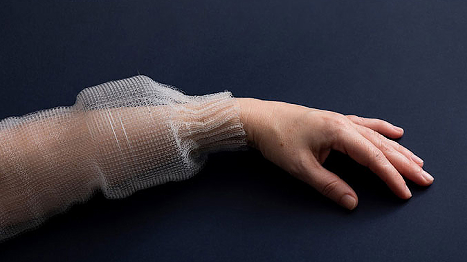 Sợi vải kỹ thuật số của MIT được may thành ống tay áo. (Ảnh: Roni Cnaani/MIT News).