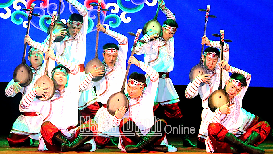 Tiết mục biểu diễn của Đoàn nghệ thuật dân tộc thành phố Erenhot (Nội Mông - Trung Quốc) tại Nhà Văn hóa 3-2 tỉnh (Ảnh chụp trước ngày 27-4-2021).