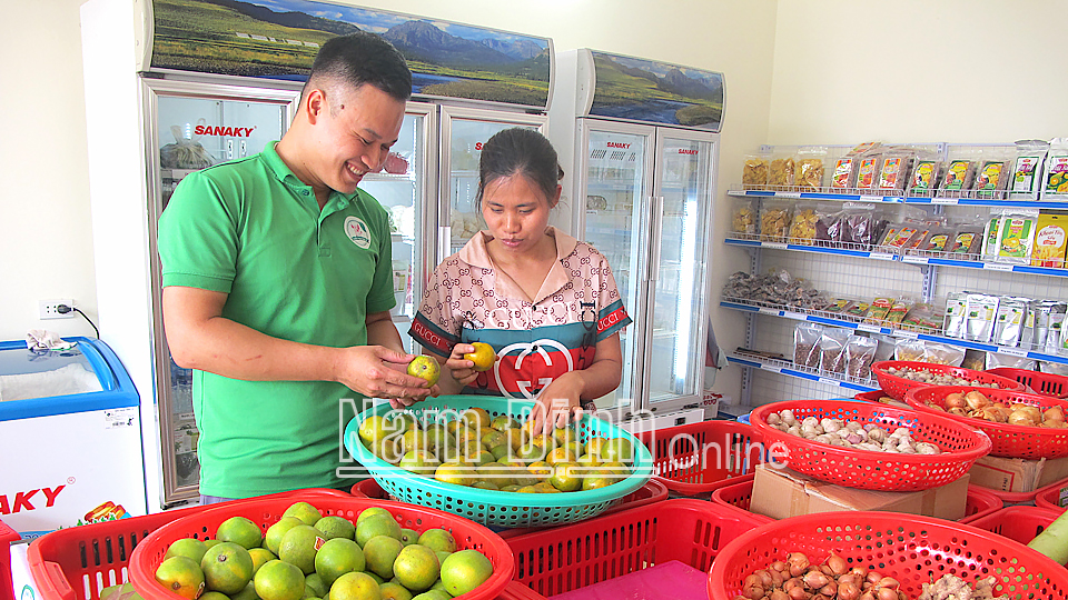 Nhân viên điểm bán hàng Việt tại xã Trực Thái (Trực Ninh) giới thiệu sản phẩm cho người tiêu dùng (Ảnh chụp trước ngày 27-4-2021).