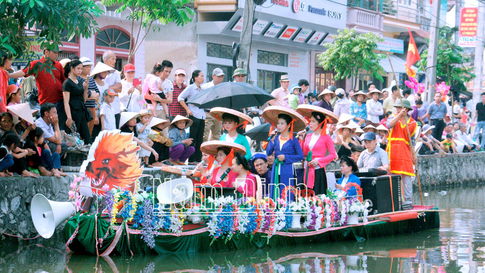Hát chèo trên sông trong hội làng truyền thống xã Xuân Bắc (Xuân Trường) (Ảnh chụp trước ngày 27-4-2021).  Bài và ảnh: Khánh Dũng