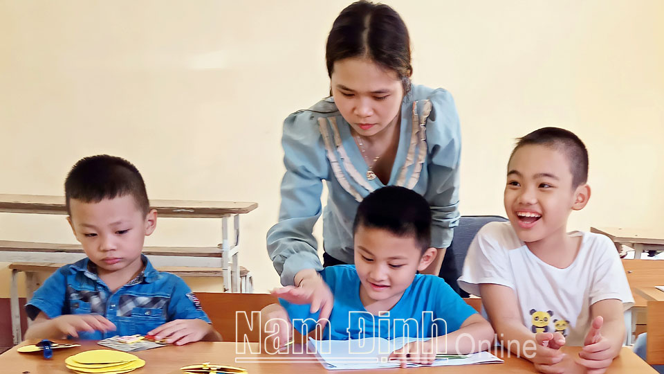 Một buổi học của cô và trò Trung tâm cứu trợ trẻ em tàn tật thành phố Nam Định (Ảnh chụp trước ngày 27-4-2021).