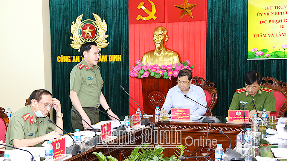 Đồng chí Đại tá Phạm Văn Long, Ủy viên Ban TVTU, giám đốc Công an tỉnh báo cáo kết quả nổi bật của Công an tỉnh.