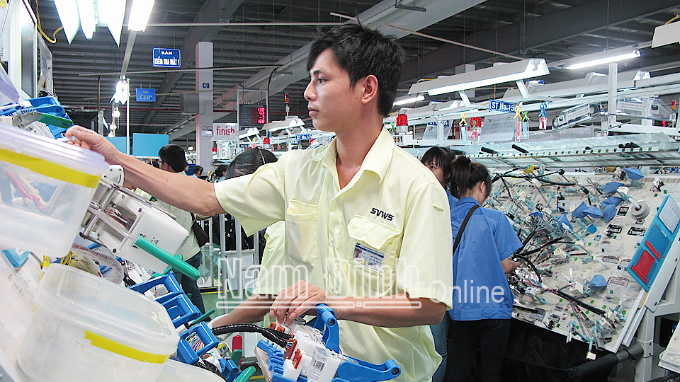 Sản xuất dây dẫn điện tại Công ty TNHH Hệ thống dây dẫn SUMI Việt Nam tại Khu công nghiệp Bảo Minh (Vụ Bản) (Ảnh chụp trước ngày 27-4-2021).