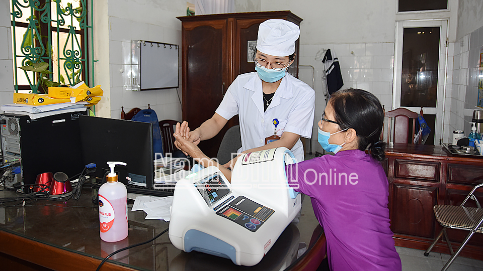 Người dân khám bệnh tại Trung tâm Y tế huyện Mỹ Lộc. 