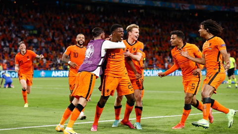 Dumfries (số 22) ghi bàn thắng quyết định đem về thắng lợi mở màn cho Hà Lan. (Ảnh: UEFA)