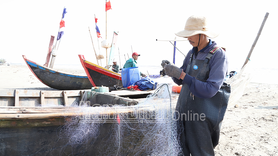 Ngư dân xã Hải Chính (Hải Hậu) chuẩn bị ngư cụ cho chuyến ra khơi đánh bắt hải sản.