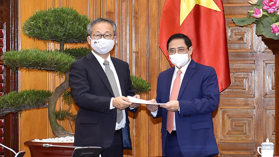 Đại sứ Nhật Bản chuyển thông điệp của Thủ tướng Nhật Bản Suga Yoshihide gửi Thủ tướng Chính phủ Phạm Minh Chính về việc Chính phủ Nhật Bản quyết định hỗ trợ Việt Nam 1 triệu liều vaccine để phòng chống COVID-19. Ảnh: VGP/NHậT BắC