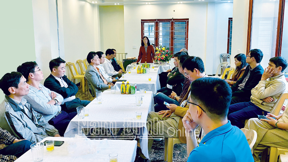 Buổi sinh hoạt cuối năm 2020 giữa chi ủy chi bộ khu dân cư số 3, phường Vị Hoàng (thành phố Nam Định) với đảng viên đang công tác ở các cơ quan, doanh nghiệp, lực lượng vũ trang sinh sống trên địa bàn.
