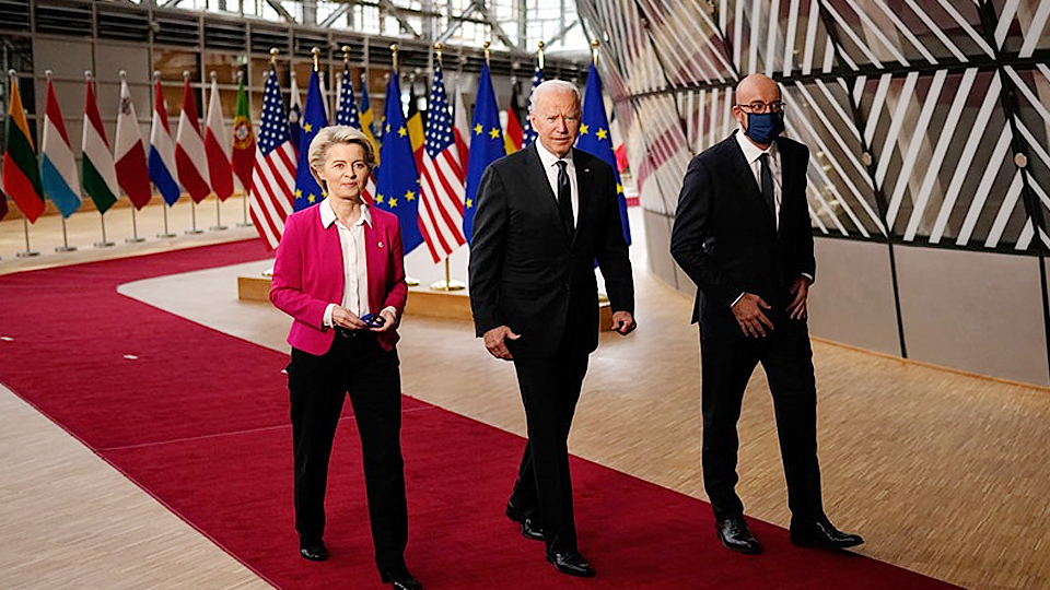 Chủ tịch Ủy ban châu Âu Ursula von der Leyen, Tổng thổng Mỹ Joe Biden và Chủ tịch Hội đồng châu Âu Charles Michel (từ trái sang) dự Hội nghị cấp cao EU - Mỹ, tại Brussels, ngày 15-6. (Ảnh: AP)