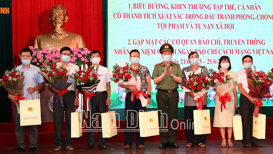 Đại tá Phạm Văn Long, Ủy viên Ban TVTU, Giám đốc Công an tỉnh trao tặng hoa và quà cho đại diện các cơ quan báo chí Trung ương và địa phương.