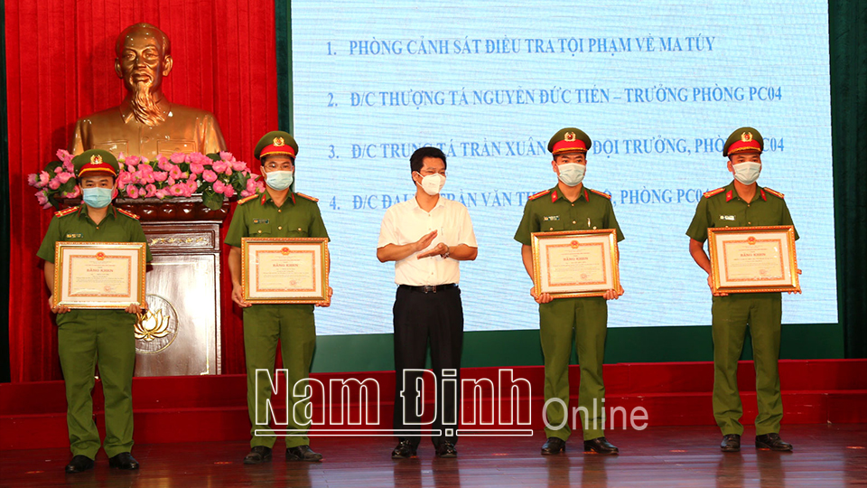 Đồng chí Trần Anh Dũng, Ủy viên Ban TVTU, Phó Chủ tịch Thường trực UBND tỉnh trao tặng Bằng khen của UBND tỉnh cho 1 tập thể và 3 cá nhân có thành tích xuất sắc trong công tác phòng, chống tội phạm.