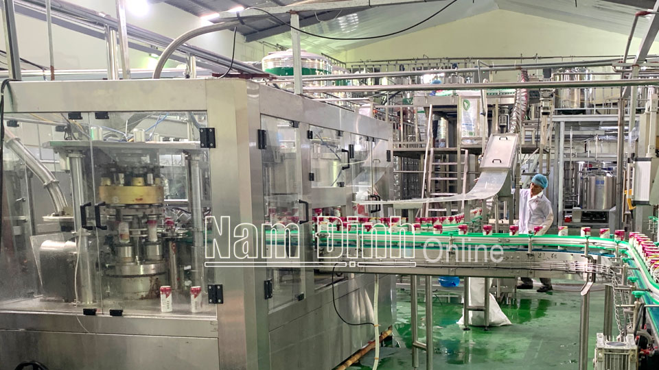 Công ty TNHH một thành viên Sản xuất thương mại vận tải Minh Hằng, xã Quang Trung (Vụ Bản) đầu tư dây chuyền thiết bị hiện đại, sản xuất và cung ứng nhiều sản phẩm nước giải khát đóng chai.