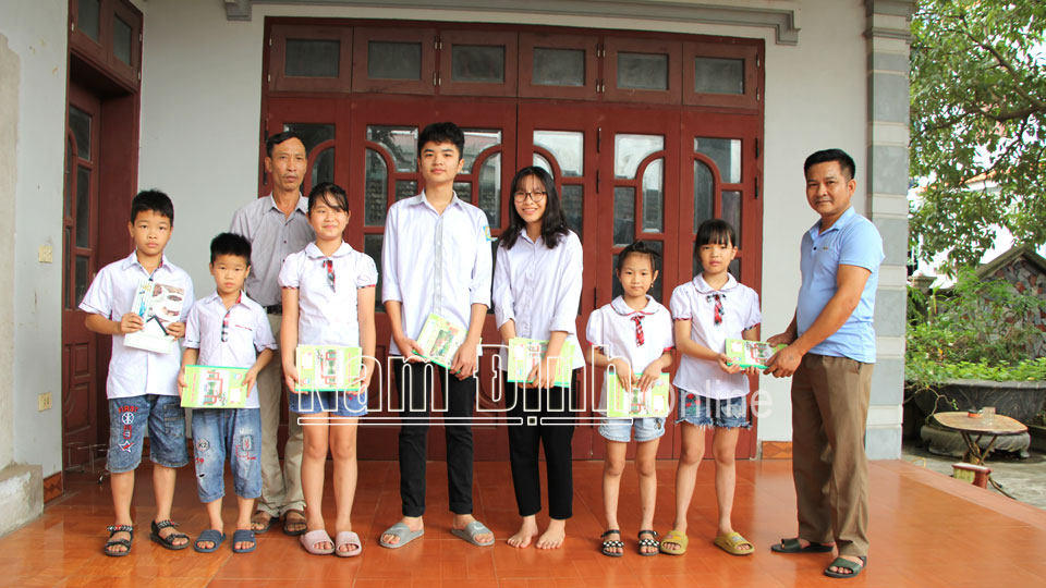 Dòng họ Phạm Trọng, thôn Đằng Chương trao phần thưởng cho học sinh đạt thành tích cao trong học tập (Ảnh chụp trước ngày 27-4-2021).