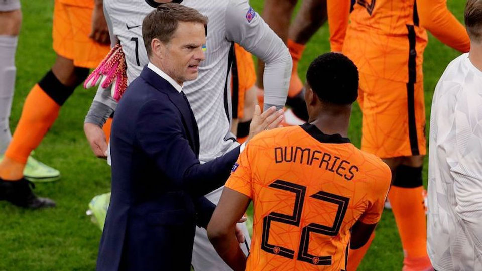 De Boer và Dumfries, hai nhân tố làm nên chiến thắng của Hà Lan. (Ảnh: Getty Images)