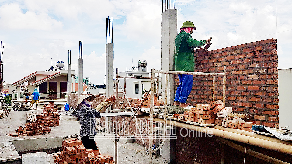 Nhiều gia đình đang xây dựng nhà ở thành phố Nam Định gặp khó khăn do giá vật liệu tăng cao.