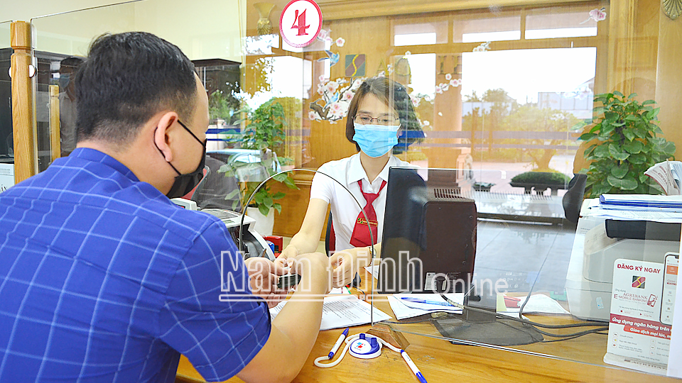 Giao dịch tại trụ sở Ngân hàng Nông nghiệp và Phát triển nông thôn Việt Nam chi nhánh huyện Mỹ Lộc.