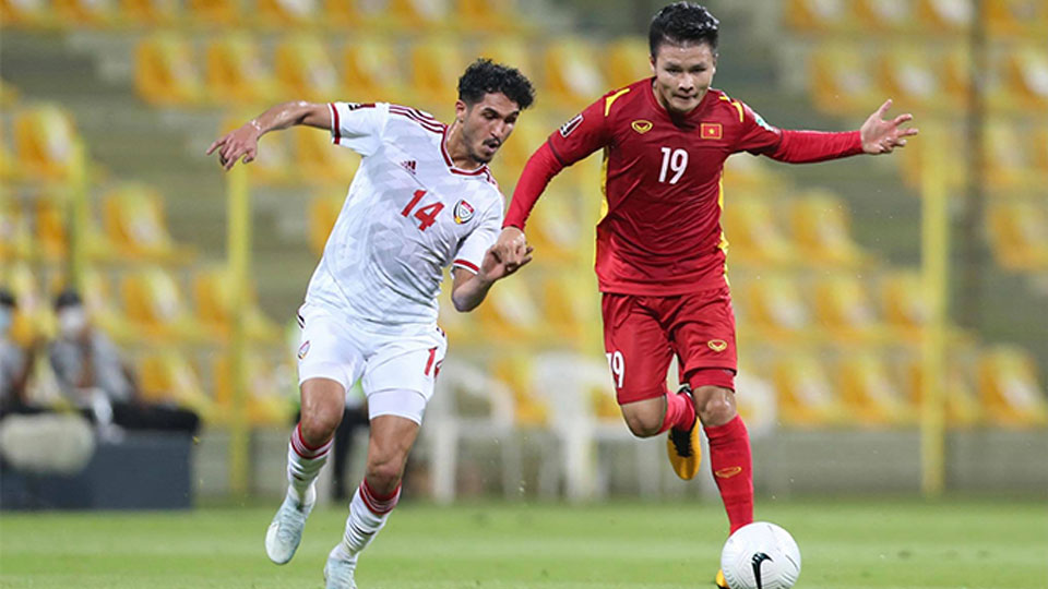Pha tranh bóng giữa các cầu thủ đội tuyển Việt Nam và UAE tại bảng G, vòng loại thứ 2 World Cup 2022 khu vực châu Á.