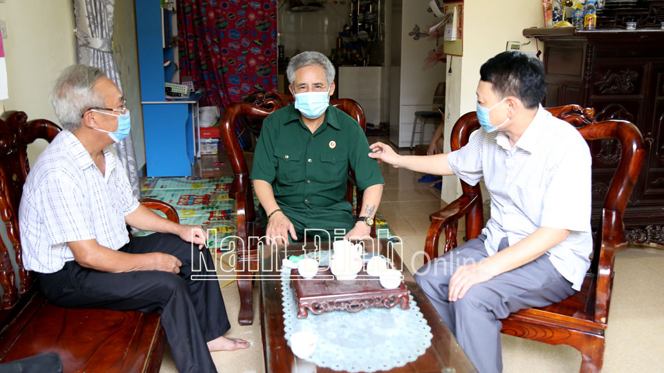 Hội CCB phường Năng Tĩnh (thành phố Nam Định) thăm hỏi, động viên gia đình CCB Uông Sỹ Hải, đường Nguyễn Văn Trỗi.