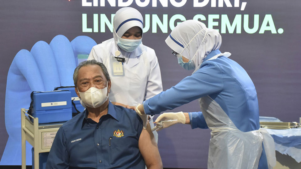 Người dân Malaysia tiêm vaccine phòng, chống dịch COVID-19.  Ảnh: Internet