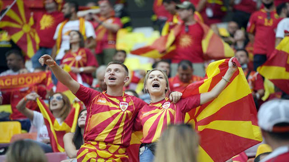 Cổ động viên Bắc Macedonia nhiệt tình cổ vũ dù đội nhà thua Ucraina 1-2 ở trận đấu tối 17-6.
