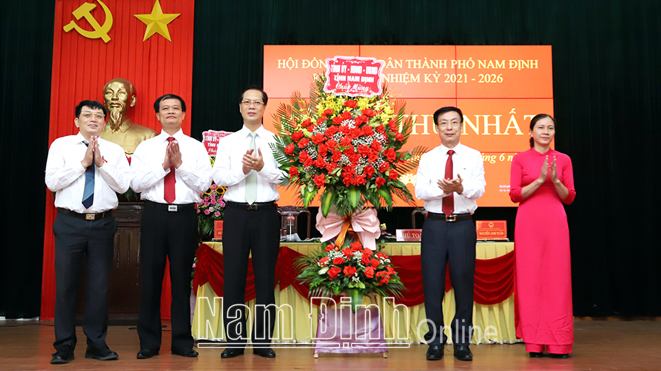 Đồng chí Phạm Đình Nghị, Phó Bí thư Tỉnh ủy, Chủ tịch UBND tỉnh tặng hoa chúc mừng các đồng chí Thường trực UBND thành phố Nam Định khóa XVII, nhiệm kỳ 2021-2026.