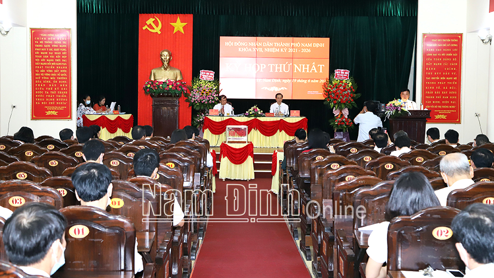Đồng chí Phạm Đình Nghị, Phó Bí thư Tỉnh ủy, Chủ tịch UBND tỉnh và các đại biểu tới dự kỳ họp thứ nhất HĐND thành phố Nam Định khóa XVII, nhiệm kỳ 2021-2026.