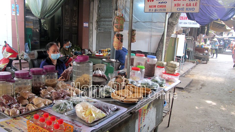 Hộ kinh doanh thực phẩm chế biến sẵn tại chợ Năng Tĩnh (thành phố Nam Định) tuân thủ các quy định đảm bảo ATTP trong điều kiện dịch bệnh COVID-19 diễn biến phức tạp.