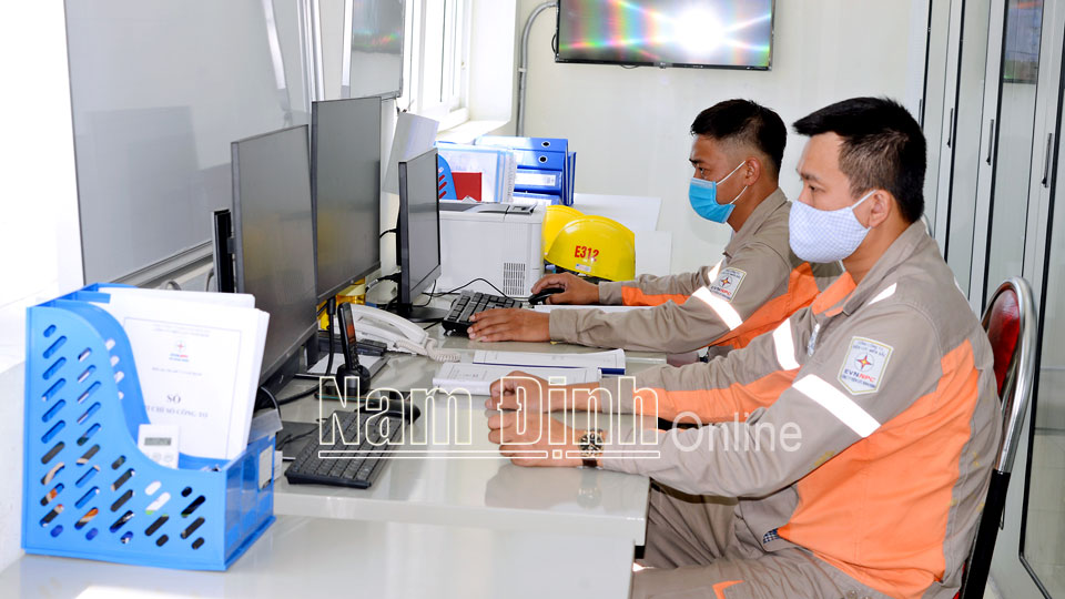 Công nhân Công ty Điện lực Nam Định vận hành hệ thống điện 110kV cung ứng cho địa bàn huyện Nghĩa Hưng.
