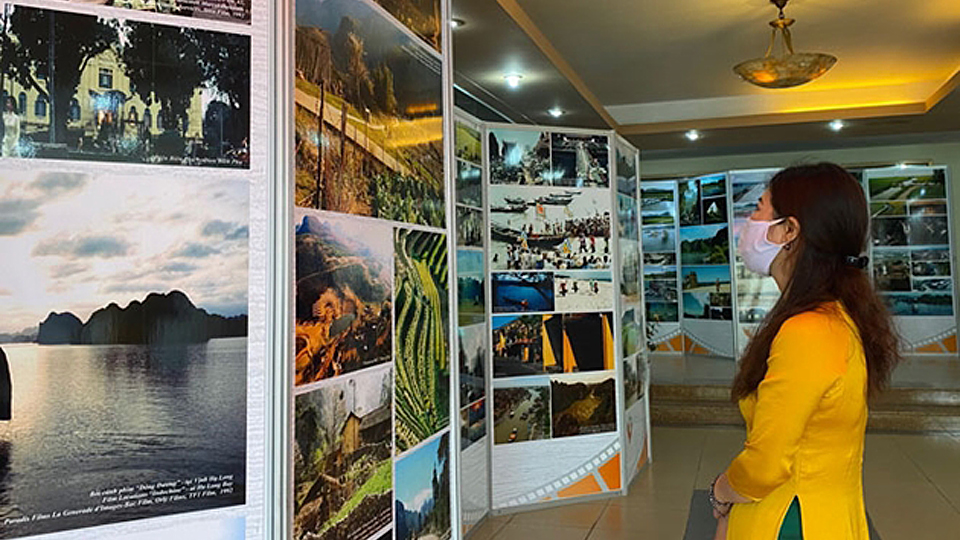 Triển lãm "Di sản tư liệu hình ảnh động trong quảng bá du lịch Việt Nam" thu hút nhiều người xem. Ảnh: PV