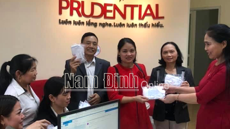 Công ty Bảo hiểm nhân thọ Prudential Việt Nam Văn phòng Ý Yên trao tặng khẩu trang cho khách hàng phòng chống dịch COVID-19 (Ảnh chụp trước ngày 27-4-2021).  Ảnh: Do cơ sở cung cấp