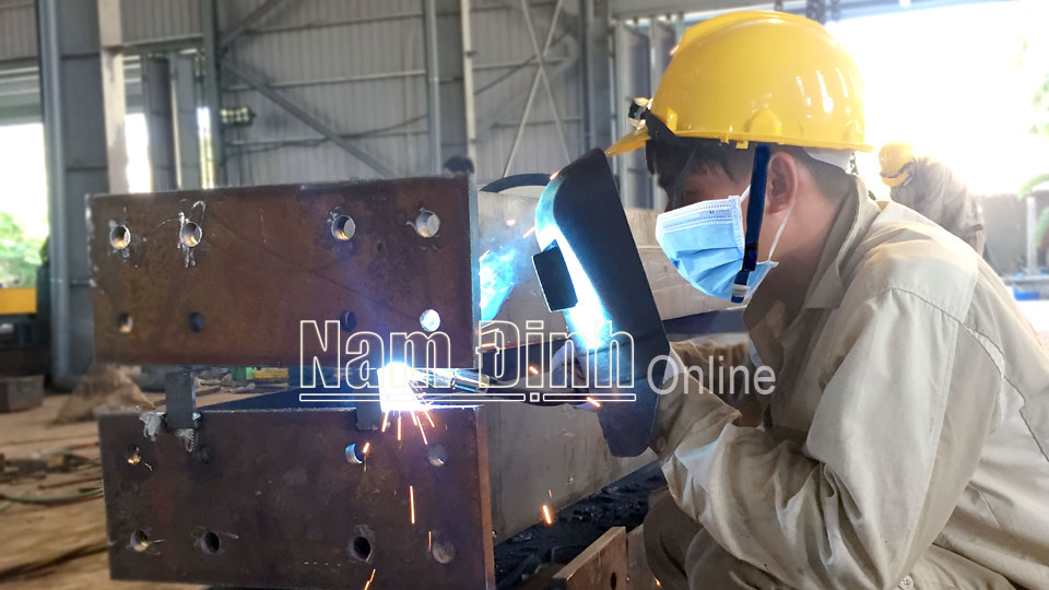 Công nhân Công ty cổ phần Kết cấu thép Việt Thắng (Nam Trực) thực hiện các biện pháp đảm bảo an toàn vệ sinh lao động.