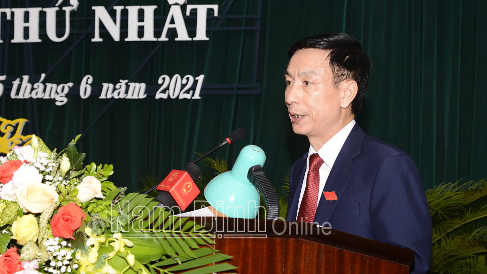 Đồng chí Phó Bí thư Tỉnh ủy, Chủ tịch UBND tỉnh Phạm Đình Nghị phát biểu tại kỳ họp.